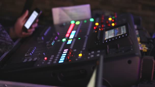 Consola de audio profesional en un concierto, consola mezcladora de sonido durante un concierto, mezclador de audio, ingeniero de control, enfoque selectivo, mezclador de audio, profundidad de campo poco profunda — Vídeo de stock