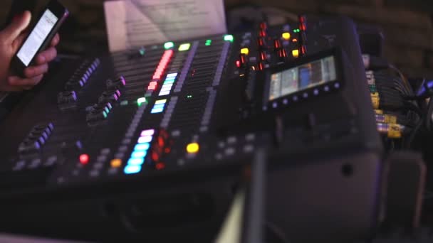 Console de áudio profissional em um concerto, console mixer de som durante um concerto, mixer de áudio, engenheiro de controle, foco seletivo, mixer de áudio, profundidade rasa de campo — Vídeo de Stock