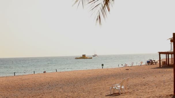 Beach, fartyg på bakgrunden av stranden, bra väder, tropiskt klimat — Stockvideo