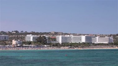 Birçok kişi görünümü kumsalda dinlenmek denizden, plaj şemsiye