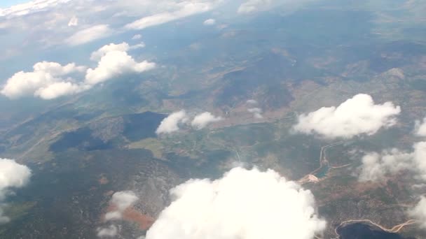 Uitzicht vanuit vliegtuig raam, mooie sneeuwwitte wolken vanuit het vliegtuig venster — Stockvideo