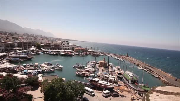 Barcos de pesca perto do cais, Estacionamento de navios de pesca, Barcos de recreio e barcos de pesca no porto, plano geral — Vídeo de Stock