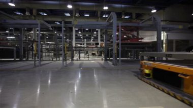 Seramik karo, modern fabrika iç, elektrik otomatik güdümlü araçlar platformu sanayi iç, üretim