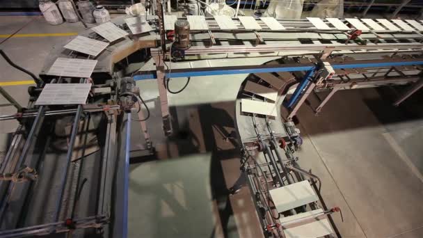 Tillverkning av keramiska plattor, automatiserad linje för tillverkning av keramiska plattor, industriell inredning, transportband — Stockvideo