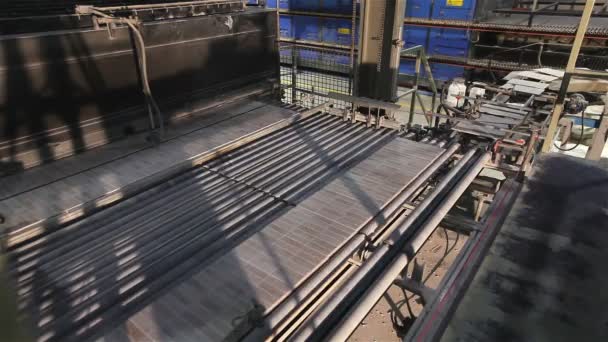 Производство керамической плитки, Автоматизированная линия по производству керамической плитки, Промышленный интерьер, конвейер, временные круги — стоковое видео