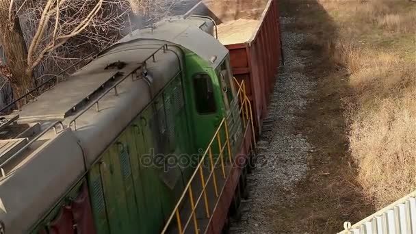 Грузовой поезд, промышленный экстерьер — стоковое видео