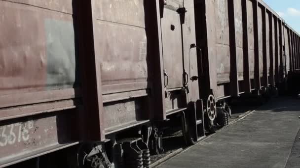 Tren en stock, El tren está viajando lentamente alrededor del almacén, el almacén de producción, exterior industrial — Vídeo de stock