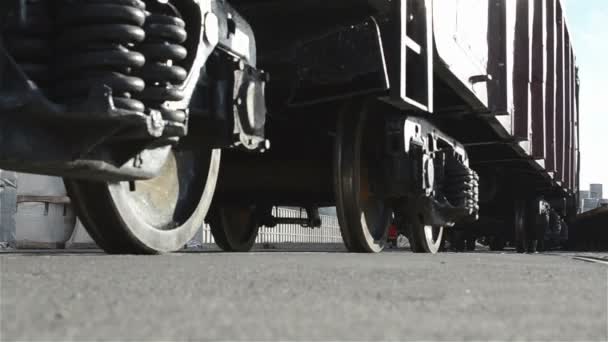 Trein in voorraad, de trein is langzaam reizen rond het magazijn, productie, magazijn, industriële exterieur, close-up — Stockvideo