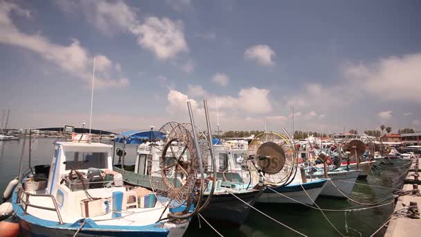 Balıkçı tekneleri iskeleye yakın, Park balıkçılık gemileri, zevk tekneler ve balıkçı tekneleri Harbor — Stok video