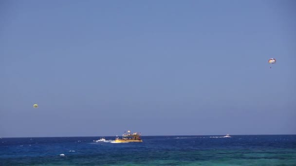 Желтая прогулочная лодка в море, желтая подводная лодка в море, морской курорт, лодка с прозрачным дном — стоковое видео
