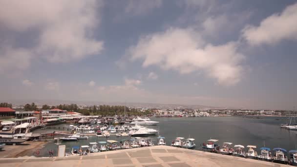 Kıbrıs, Yunanistan, tekneler ve balıkçı tekneleri limanındaki balıkçı tekneleri rıhtımın, Otopark tekne zevk, bir dizi bağlantı noktası, Panorama, üst bölümünde, turizm rıhtımın tekne park Balık tutma — Stok video