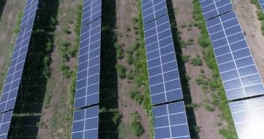 Güneş enerjisi santrali için havadan görünümü. Endüstriyel zemin üzerine yenilenebilir kaynaklar Tema. güneş panelleri, güneş panelleri, güneş panelleri alanında, üst satırları üzerinde uçan görüntüleme, 4 k yukarıdan, görüntüleme