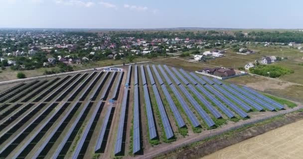 Panoramatický pohled na sluneční elektrárny, řádky solární panely, solární panely, pohled shora, letecký pohled na sluneční elektrárny, průmyslové pozadí na téma obnovitelné zdroje, elektrárna, pohled shora, — Stock video