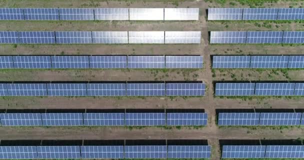Panoramautsikt över ett solkraftverk, rader av solpaneler, solfångare, ovanifrån, Flygfoto till solkraftverk, industriell bakgrund på förnybara resurser tema, kraftverk, ovanifrån, — Stockvideo