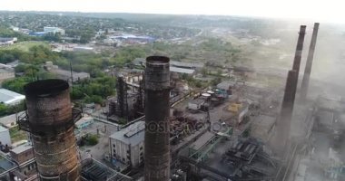 Sanayi Bölgesi üstten görünüm, endüstriyel nesnesinin görünümünü, bir fabrika, havadan görünümü, duman ve ateş, çevre kirliliği, çevre kirliliği, ekolojik felaket, panoramik, 4k avlusu
