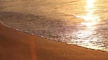 Şafakta, deniz, deniz plaj, turuncu güneş ışığı, plaj ve deniz günbatımı, günbatımı, şafakta denizde, gün batımı, güneş yansıma su sunrise sabah tropik sahilde dalgalar
