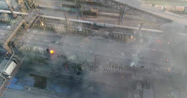 Vista superior del área industrial, Vista del objeto industrial, Patio de una fábrica, Vista aérea, Humo e incendio, contaminación ambiental, contaminación ambiental, desastre ecológico, vista panorámica, 4K — Vídeos de Stock