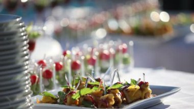 Adam meze yayılmış bir kokteyl saat üzerinden kapmak.