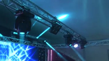 Sahne ışıkları sis ile konser, bir konsol, aydınlatma konser sahne, Sahne Alanı'nda aydınlatma eğlence konser sahne ışıkları