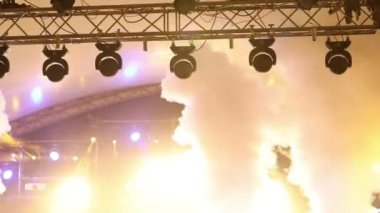 Sahne ışıkları sis ile konser, bir konsol, aydınlatma konser sahne, Sahne Alanı'nda aydınlatma eğlence konser sahne ışıkları
