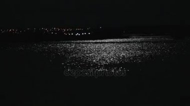 Ayışığı su, su ay yolda, bir deniz ay yolda, gece gökyüzünde ay, gece gökyüzünde parlak bir ay, arka plan karşı