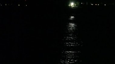 Ayışığı su, su ay yolda, bir deniz ay yolda, gece gökyüzünde ay, gece gökyüzünde parlak bir ay, arka plan karşı