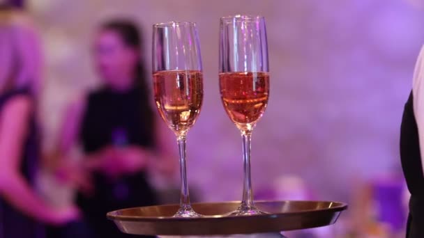 The waiter pours champagne in wineglass, in a restaurant, The waiter pours champagne in crystal glasses, Restaurant interior, buffet table, Waiter in white gloves, close-up — Stock Video