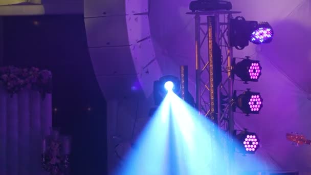 Luzes de palco no concerto com nevoeiro, Luzes de palco num console, Iluminação no palco do concerto, iluminação do concerto de entretenimento no palco — Vídeo de Stock