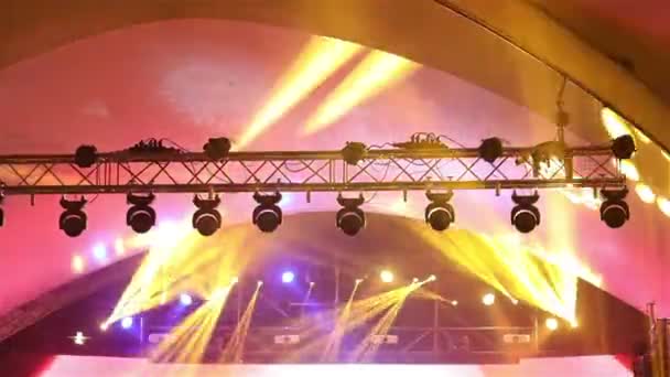霧とのコンサート、コンサート ステージ、エンターテインメント コンサート、ステージで照明の照明コンソール上舞台照明舞台照明 — ストック動画