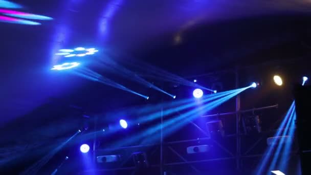 Bühnenbeleuchtung beim Konzert mit Nebel, Bühnenbeleuchtung auf einem Mischpult, Beleuchtung der Konzertbühne, Unterhaltungskonzertbeleuchtung auf der Bühne — Stockvideo