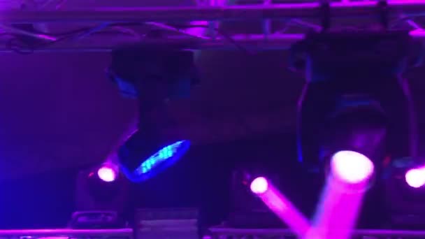 Bühnenbeleuchtung beim Konzert mit Nebel, Bühnenbeleuchtung auf einem Mischpult, Beleuchtung der Konzertbühne, Unterhaltungskonzertbeleuchtung auf der Bühne — Stockvideo