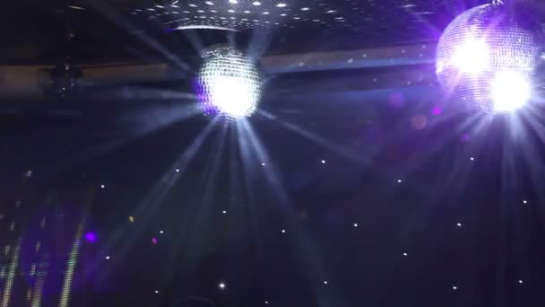 Στάδιο φώτα στην συναυλία με ομίχλης, φώτα στάδιο σε μια κονσόλα, φωτισμού σταδίου συναυλία, διασκέδαση συναυλία φωτισμού στη σκηνή — Αρχείο Βίντεο