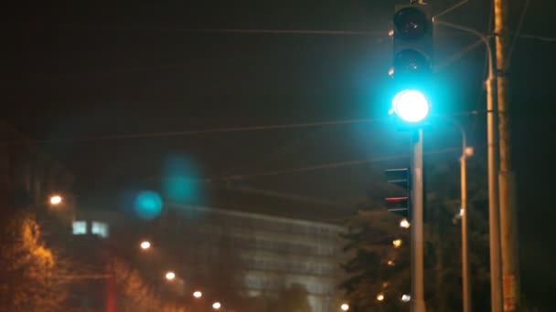 Ciudad nocturna, semáforo, paradas de autobús en un semáforo, primer plano — Vídeos de Stock