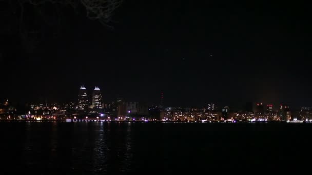Ночной город за рекой, огни ночного города, ночной город, длинный выстрел — стоковое видео