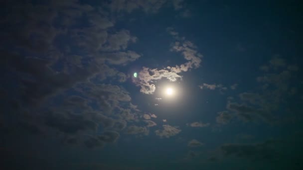 Lua cheia no céu noturno, lua brilhante, céu noturno, o movimento das nuvens no céu noturno contra o fundo de uma lua brilhante — Vídeo de Stock