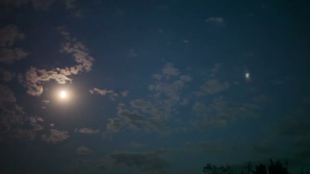 Luna llena en el cielo nocturno, luna brillante, cielo nocturno, el movimiento de las nubes en el cielo nocturno sobre el fondo de una luna brillante — Vídeos de Stock