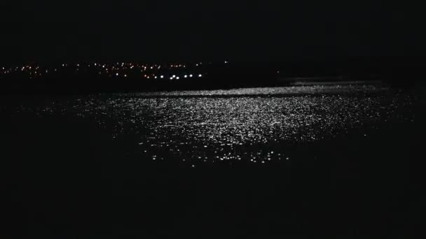 Luz de luna en el agua, pista de luna en el agua, una pista de luna en el mar, luna en el cielo nocturno, cielo nocturno contra una luna brillante, fondo — Vídeos de Stock