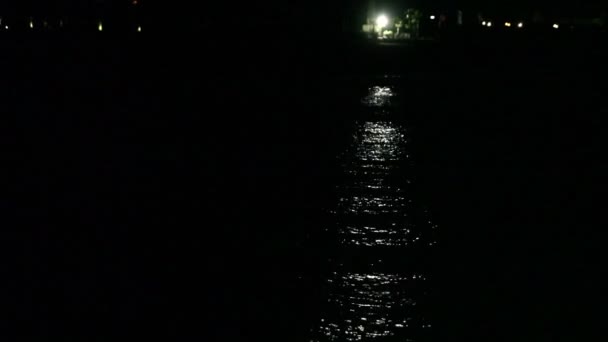 Mondlicht auf dem Wasser, Mondspur auf dem Wasser, Mondspur auf dem Meer, Mond am Nachthimmel, Nachthimmel gegen hellen Mond, Hintergrund — Stockvideo