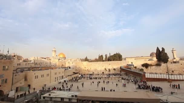 Israel, Jerusalem western wall. The Western Wall, Wailing Wall, Jewish shrine, old city of Jerusalem, Orthodox Jews pray, religion, Timelapse, zoom, panorama — Stock Video