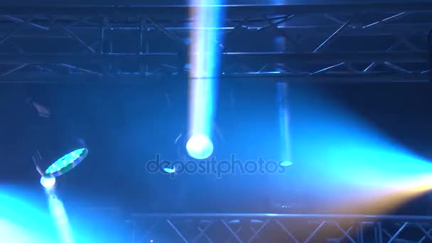 Luci di scena al concerto con nebbia, Luci di scena su una console, Illuminazione del palco del concerto, illuminazione del concerto di intrattenimento sul palco — Video Stock