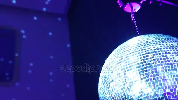 Lumières de scène au concert avec brouillard, Lumières de scène sur une console, Éclairage de la scène de concert, Éclairage de concert de divertissement sur scène 