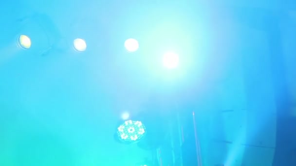 在音乐会与雾，在控制台上，照明的演唱会的舞台、 娱乐音乐会舞台上灯光舞台灯舞台灯 — 图库视频影像