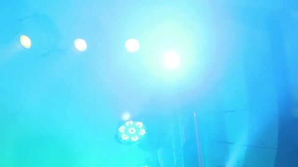 Luci di scena al concerto con nebbia, Luci di scena su una console, Illuminazione del palco del concerto, illuminazione del concerto di intrattenimento sul palco — Video Stock