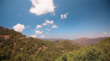Bulutlarda yüksek Dağları, güzel yeşil dağlar, bir dağ, bir hızlandırılmış hareketi