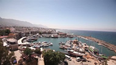 Balıkçı tekneleri iskeleye yakın, Park balıkçı gemileri, zevk tekneleri ve balıkçı tekneleri Harbor, genel planı