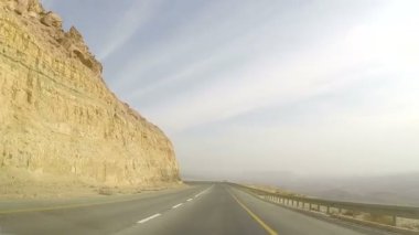 Kayalık çöl Dağ çöl panorama bir araba pencereli görünümünü