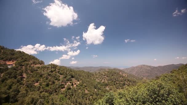 Het verkeer van wolken hoog in de bergen, mooie groene bergen, een bergketen, een time-lapse — Stockvideo