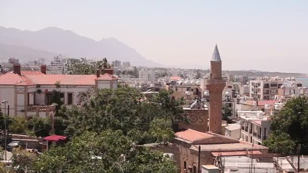 Vista de la ciudad árabe por una mezquita, la ciudad árabe cerca del mar, el minarete en la ciudad árabe, el musulmán, la ciudad musulmana, al este, ciudad árabe cerca del mar, contra el telón de fondo de las montañas, vista superior — Vídeo de stock