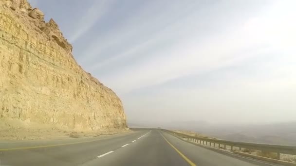 岩石沙漠中与车窗外，山沙漠全景视图 — 图库视频影像