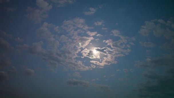 Luna llena en el cielo nocturno, luna brillante, cielo nocturno, el movimiento de las nubes en el cielo nocturno sobre el fondo de una luna brillante — Vídeo de stock